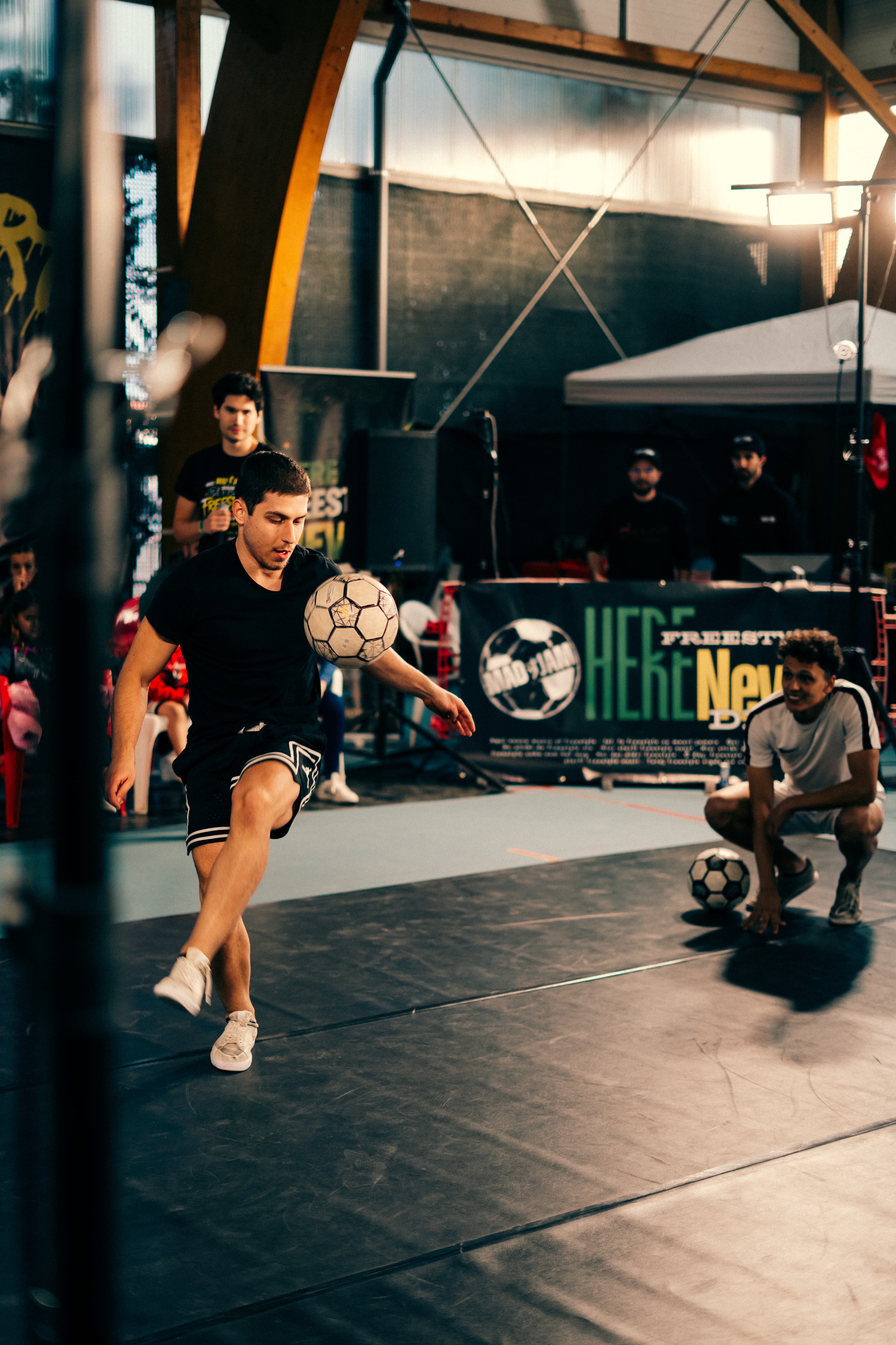 JoselitoFS controlando el balón con el pecho durante una exhibición de freestyle ante público
