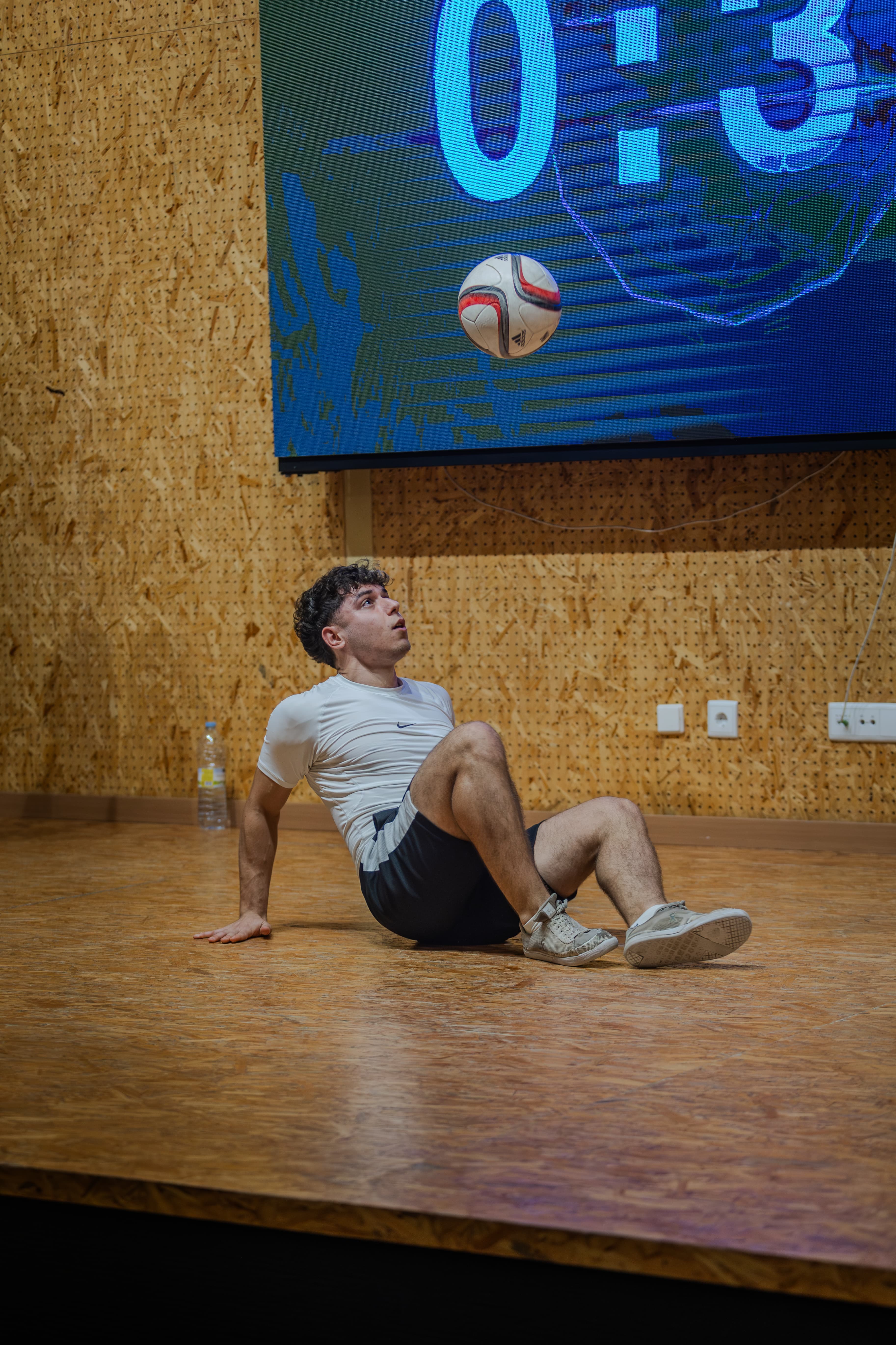 JoselitoFS ejecutando un truco sentado con el balón en el aire bajo la pantalla del marcador