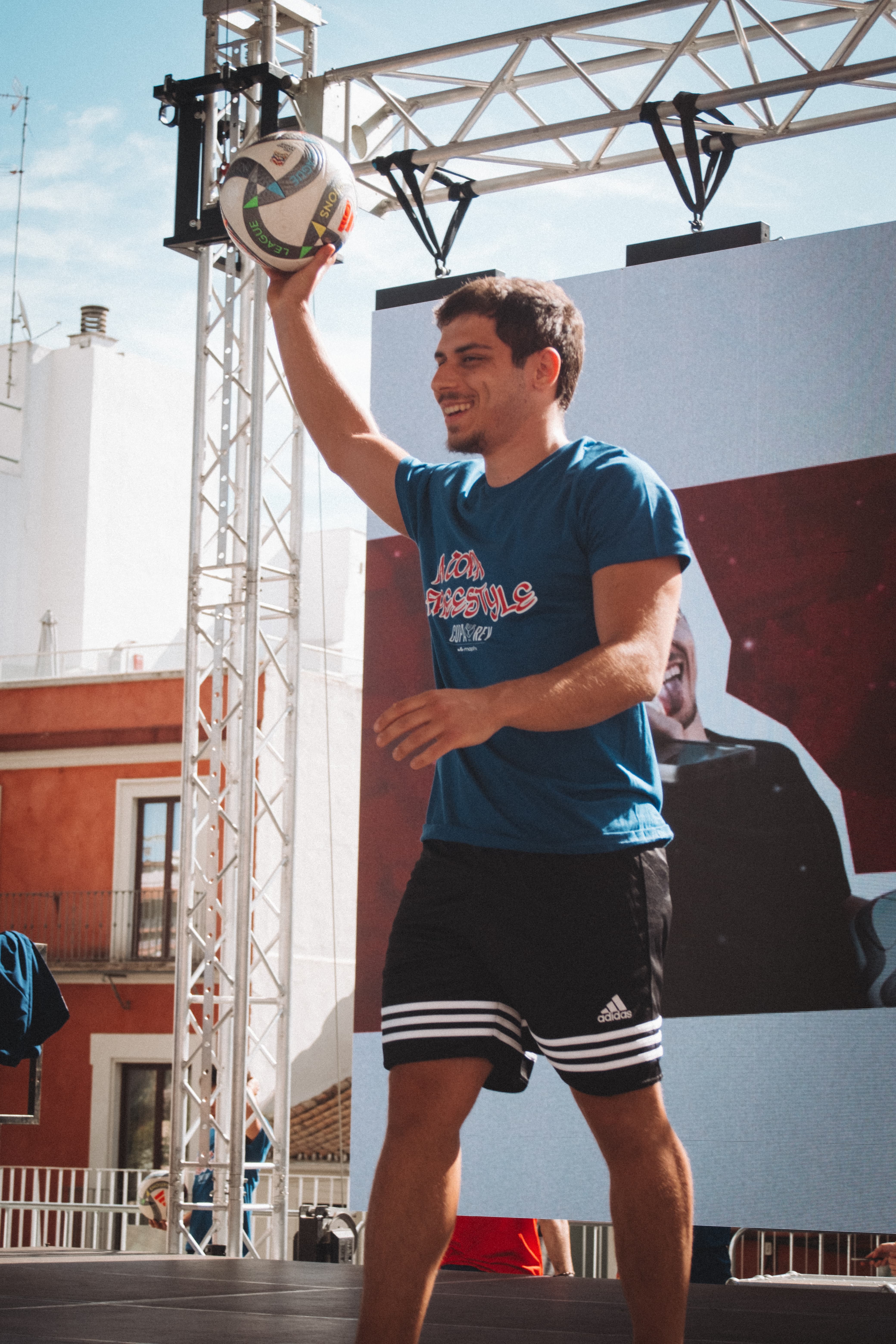 JoselitoFS en plena actuación de fútbol freestyle dominando el balón